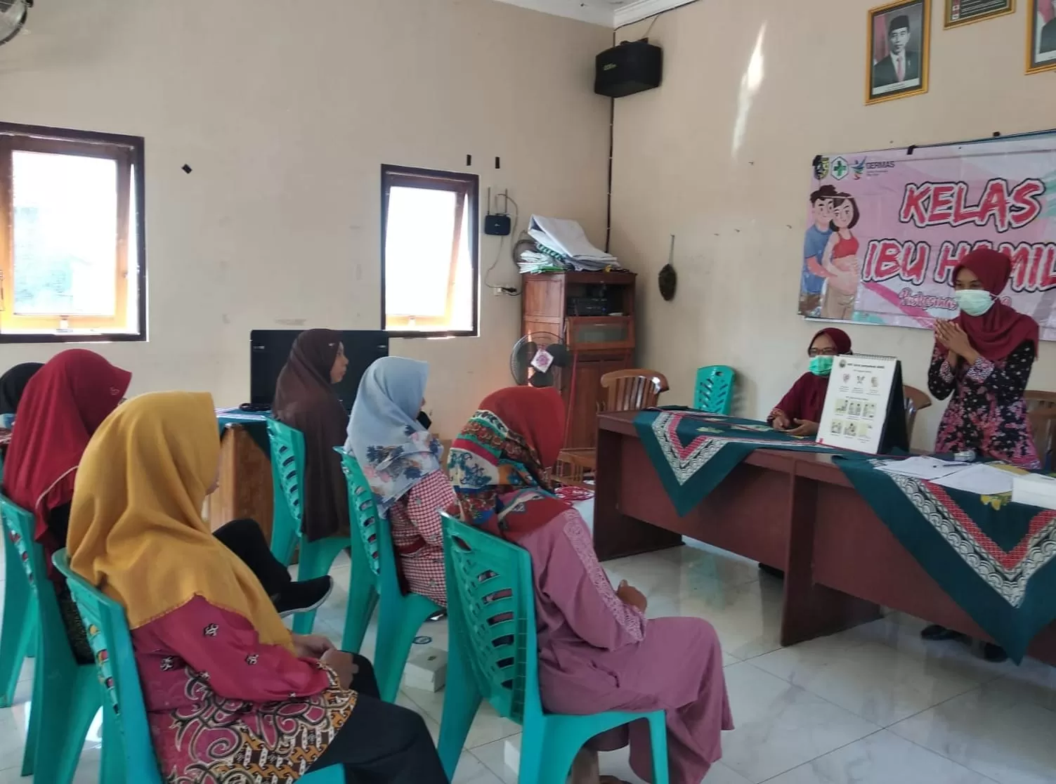  Kepala Puskesmas Mijen ll dr Indah Susanti didampingi Petugas Kesling Puskesmas Mijen ll Diah Himmatul Aliyah SKM saat menjelaskan pentingnya CTPS bagi ibu hamil sebagai bagian personal higiene. (istimewa)