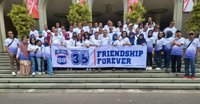 Alumni FH UGM angkatan 88 berpose bersama (Istimewa)