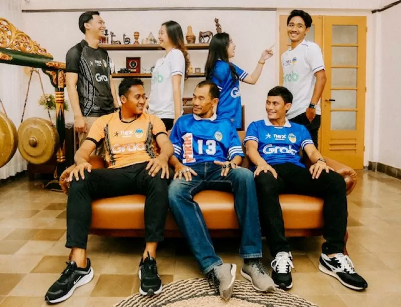 Jersey 2023/2024 dan legenda hidup PSIM Prasetya Sugiyanto (tengah) (Istimewa)