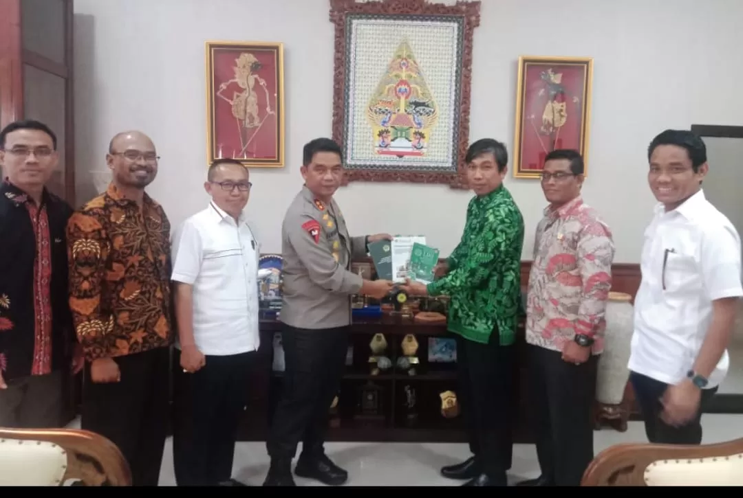  Kapolda DIY, Irjen Pol. Suwondo Nainggolan, S.IK., MH. (keempat dari kiri) menerima buku Munas LDII dan buku Kebajikan LDII dari Ketua DPW LDII DIY, Ir. Atus Syahbudin, S.Hut., M.Agr., Ph.D., IPU. (k (LDII DIY)