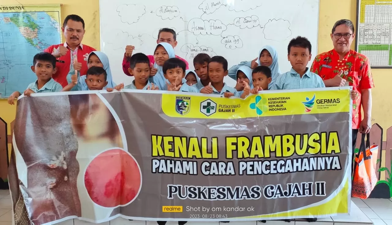  Tim Puskesmas Gajah ll saat melakukan screening Frambusia di salah satu SD desa binaan. (istimewa)