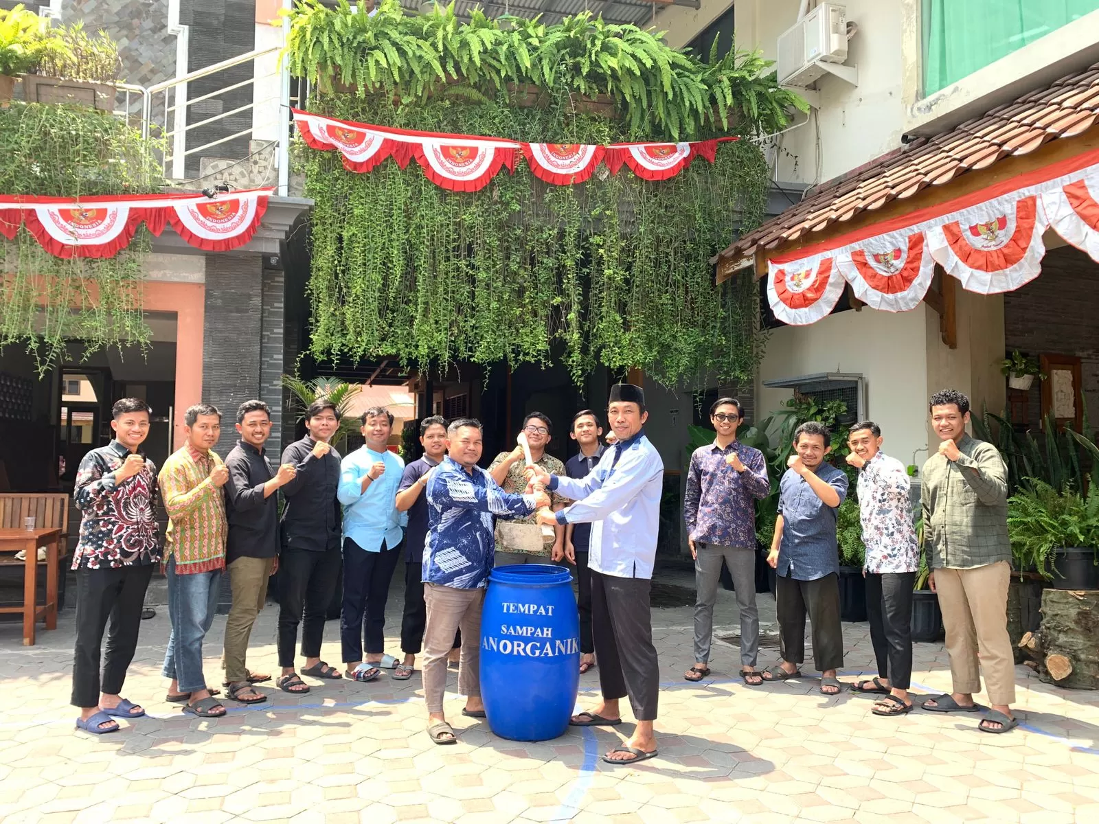 Penyerahan pacul kepada Ketua Pemuda LDII DIY H. Qomarudin, SE. (kiri depan) sebagai simbol amal saleh untuk memulai membuat jugangan oleh Ketua DPW LDII DIY, Ir. Atus Syahbudin, S.Hut., M.Agr., Ph.D. (LDII DIY)