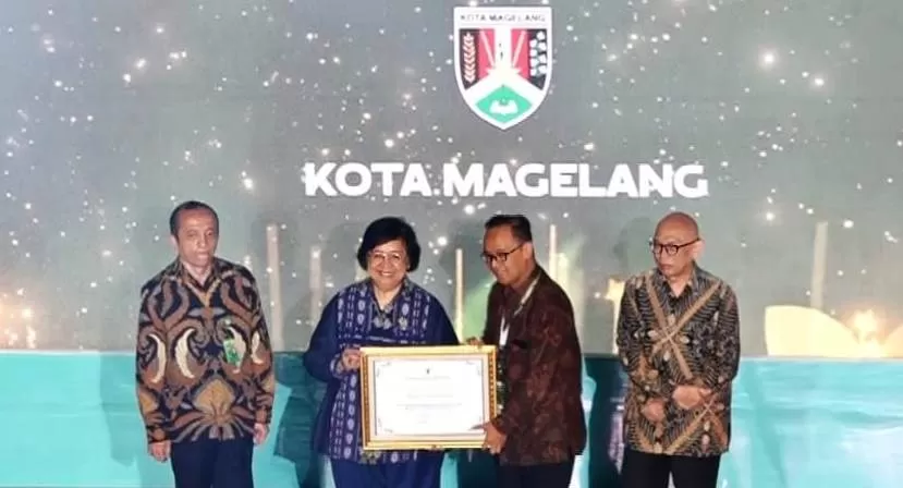 Walikota Magelang saat menerima piagam penghargaan. (Dok.)