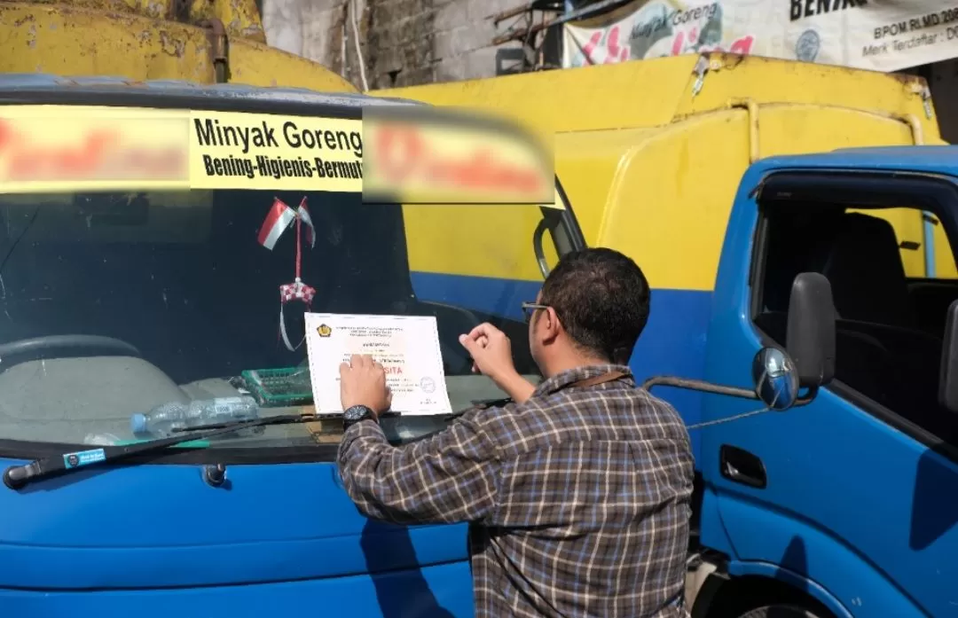  Petugas menempelkan Surat Perintah Sita pabrik minyak goreng PT.VAI   (Istimewa)