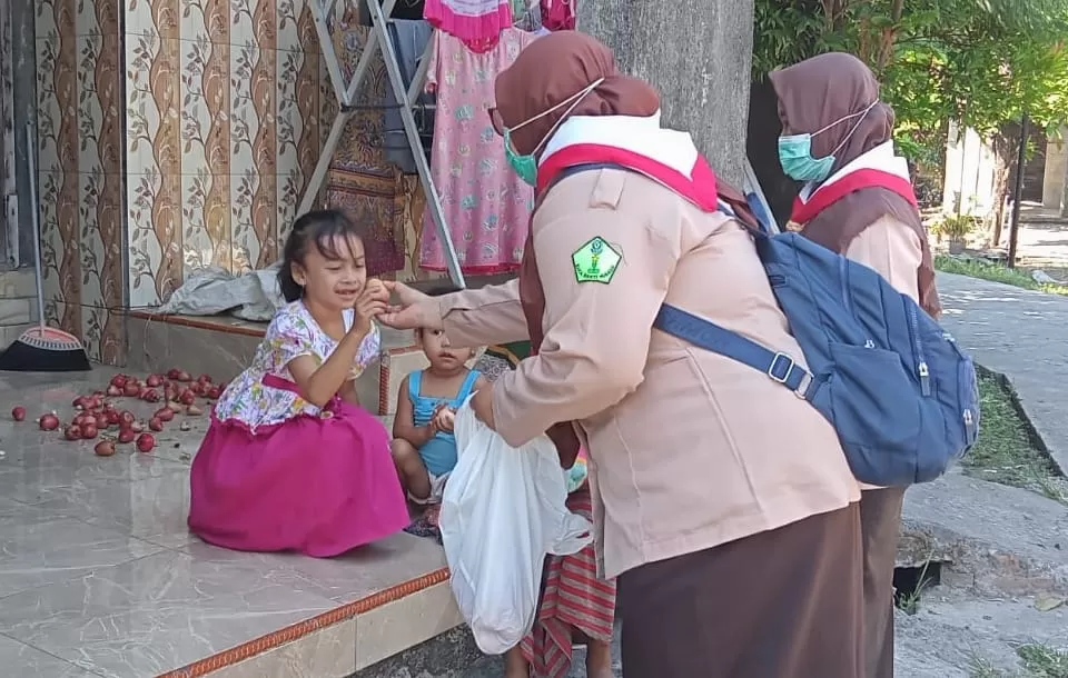  Kader SBH Pangkalan Puskesmas Wonosalam l saat membagikan telur sebagai sumber protein hewani kepada anak-anak sebagai upaya mengantisipasi terjadinya kasus stunting.   (istimewa)