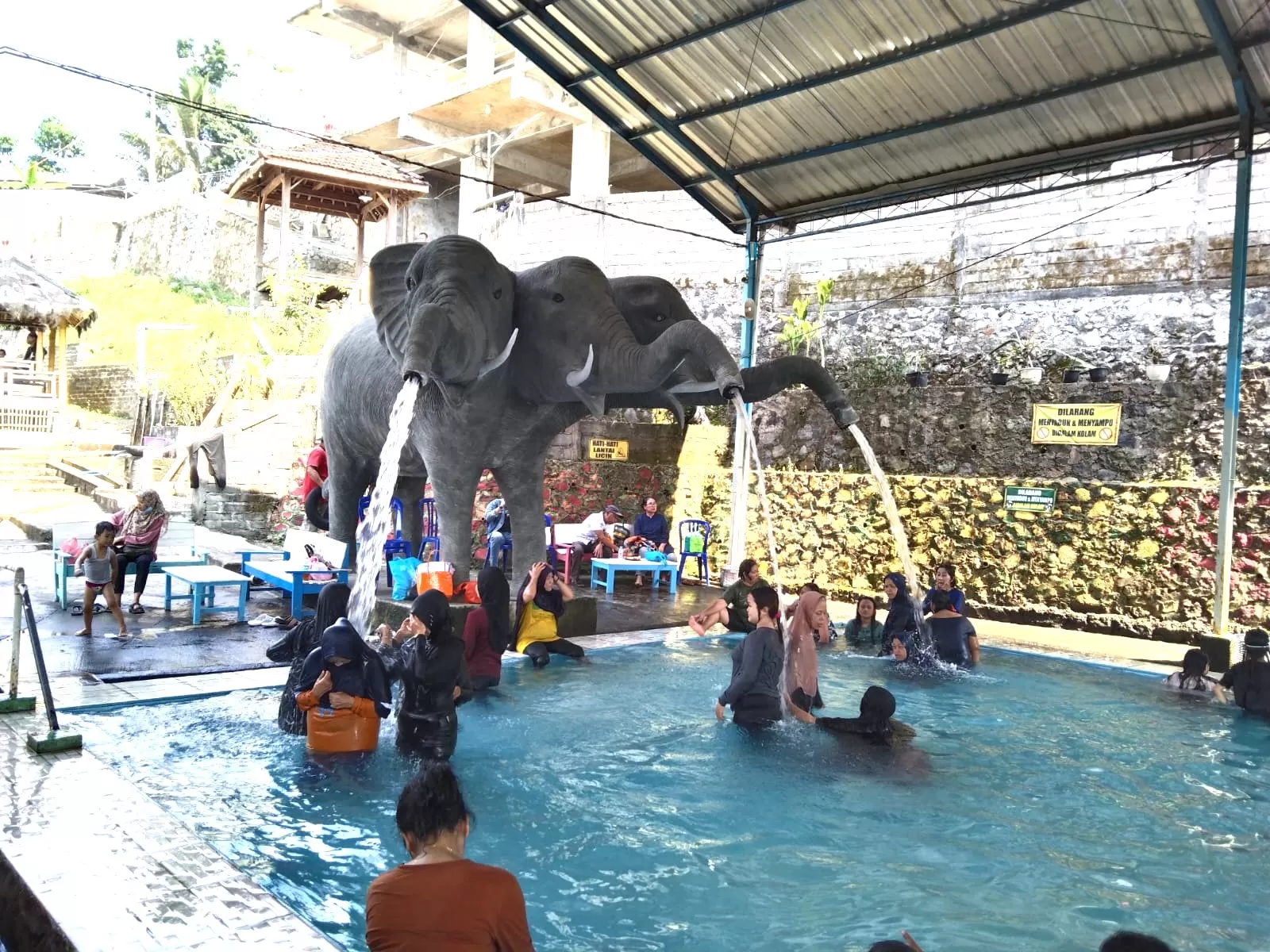 Pancuran Gajah menyemprotkan air hangat melalui belalainya yang menjadi primadona Pemandian Umbul Banyuroso (Roby AS)