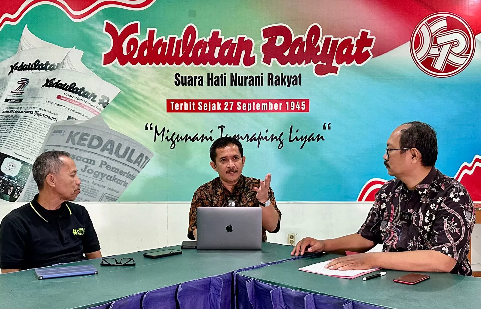 Eko Suwanto (tengah) saat bincang-bincang di ruang redaksi KR (Foto Istimewa)