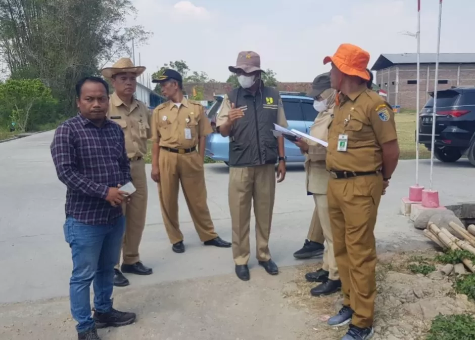  Tim Subkoordinator Perencanaan dan Pendataan Bidang Perumahan Dinperkim Kabupaten Demak saat melakukan uitzet jalan lingkungan di kawasan relokasi Desa Dombo Sayung. (Istimewa)