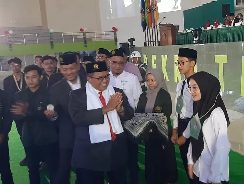 Rektor secara simbolik menyerahkan Kartu Mahasiswa pada perwakilan maba