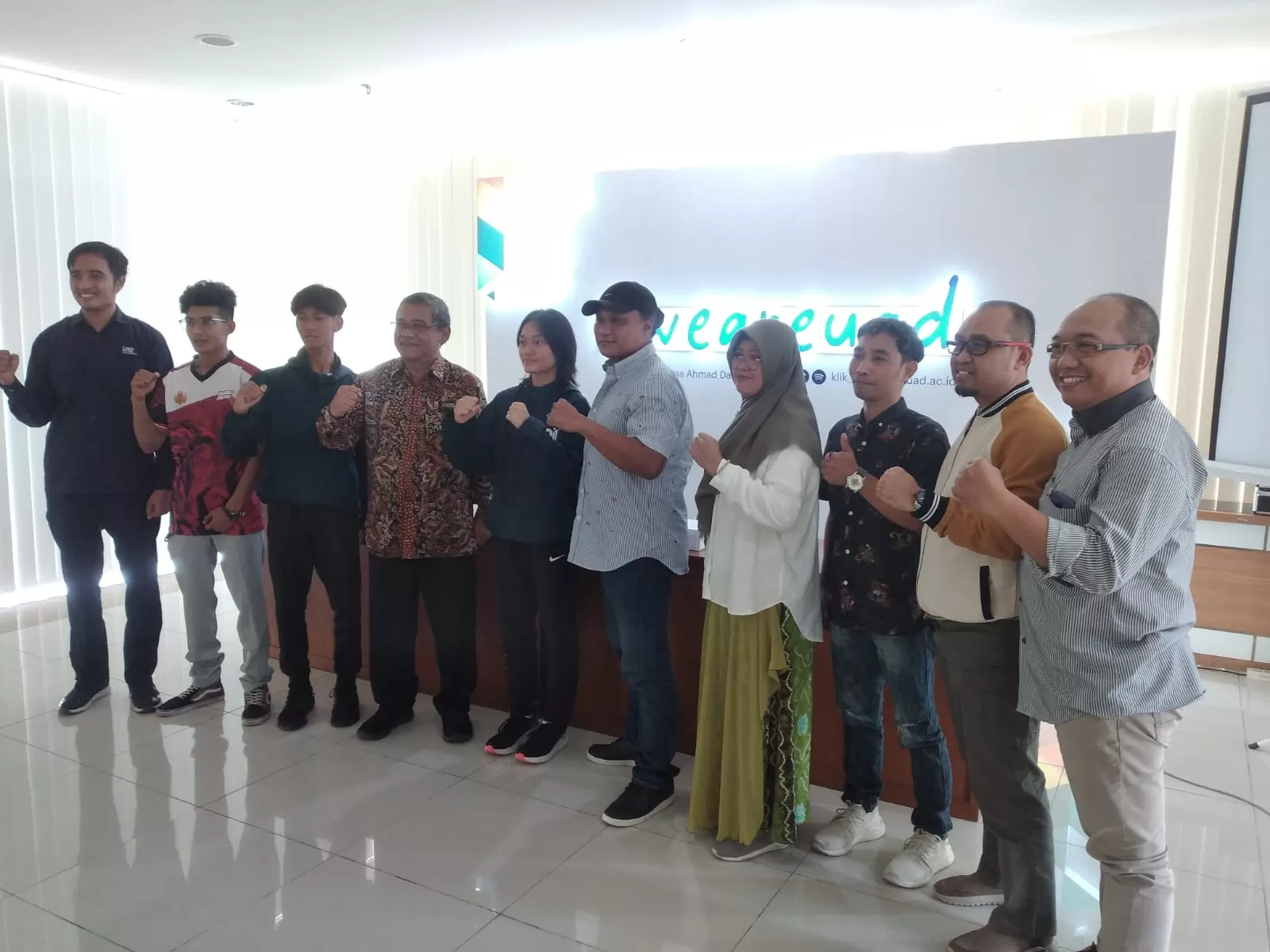  Dr Muchlas MT (4 dari kiri) bersama atlet, orangtua atlet dan Bimawa UAD.  (Jayadi Kastari)