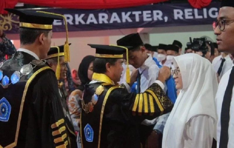Rektor Unimus saat memberikan jaket kepada perwakilan maba 