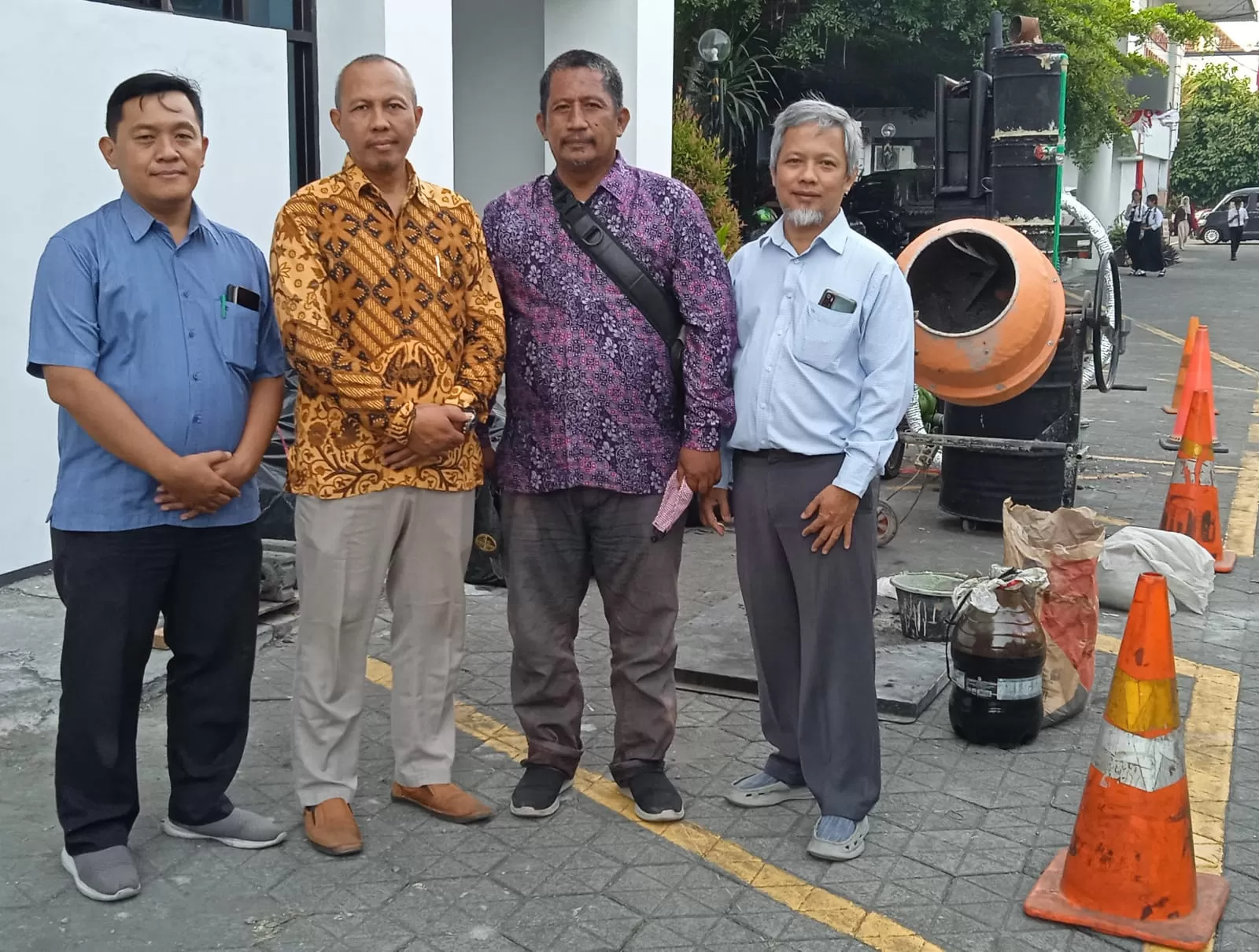Rektor UJB, Dr. Risdiyanto, ST, MT dan Dr. Eng. Mohammad Syamsiro, ST., MT., berfoto bersama Danang Wahyu Wibowo, ST, disela ujicoba Mesin Pembakar Sampah Portabel