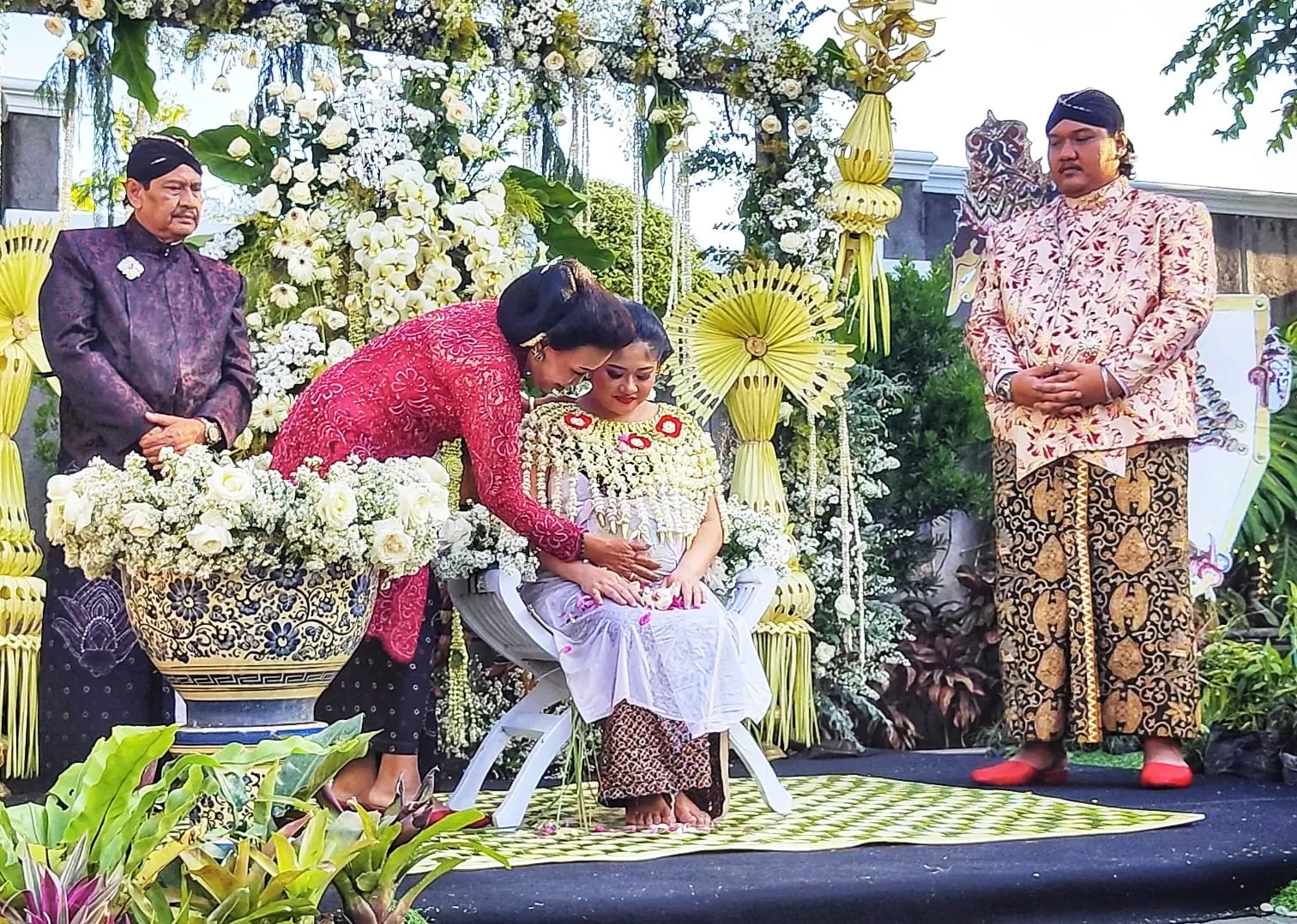 Ndarboy Genk dan istri didampingi kedua orangtua menggelar acara Mitoni di Pendopo Tulungo milik Soimah (Istimewa)