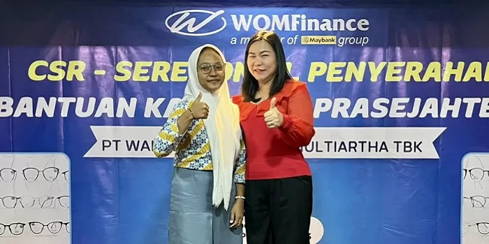   Pembagian kacamata gratis untuk warga. (Foto: Harminanto)