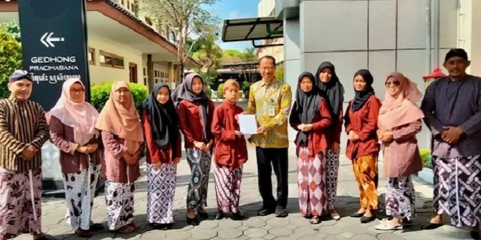   Siswa SMP Maarif Sleman berkirim surat Aksara Jawa ke Sultan