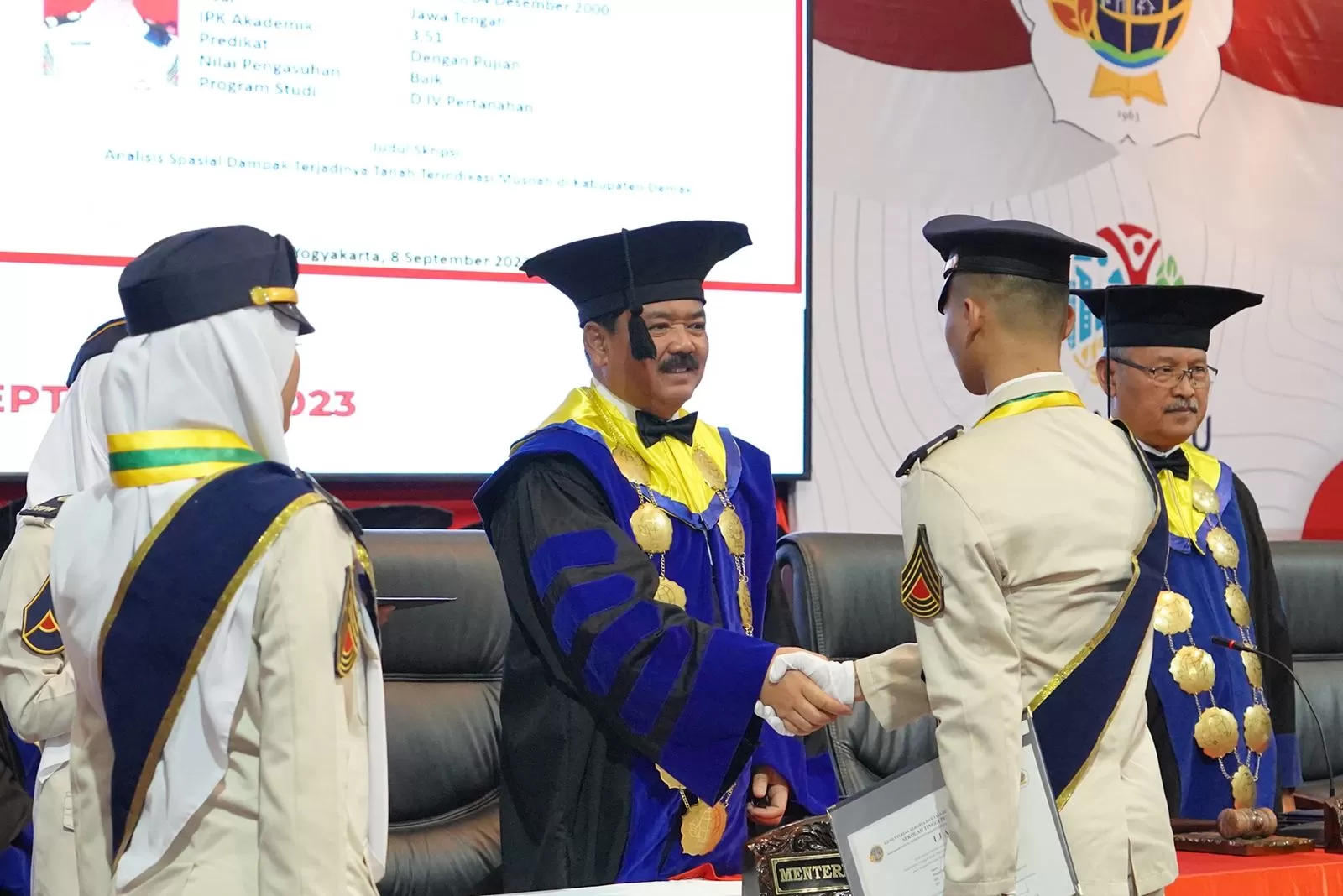 Hadi Tjahjanto saat memberikan selamat pada salah satu lulusan STPN Yogyakarta (Foto Istimewa)