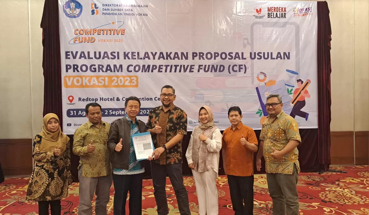 Tim saat menerima hibah Program Competitive Fund Vokasi