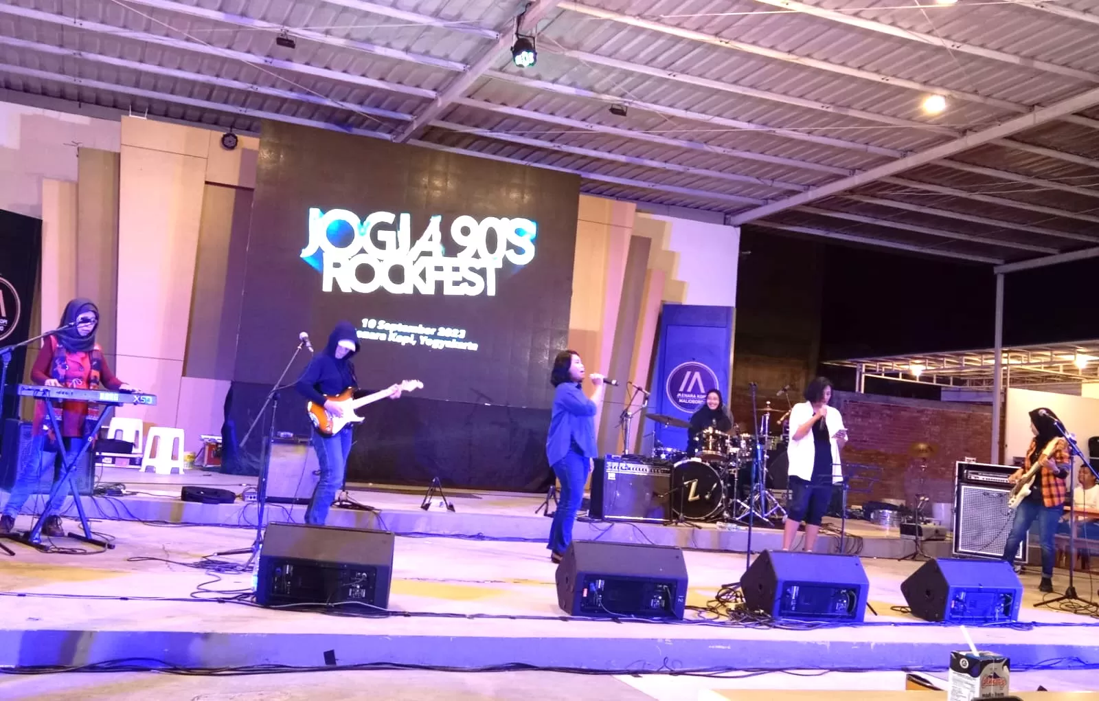 Penampilan grup  band Angelies di Menara Kopi Malioboro (Ary B Prass)