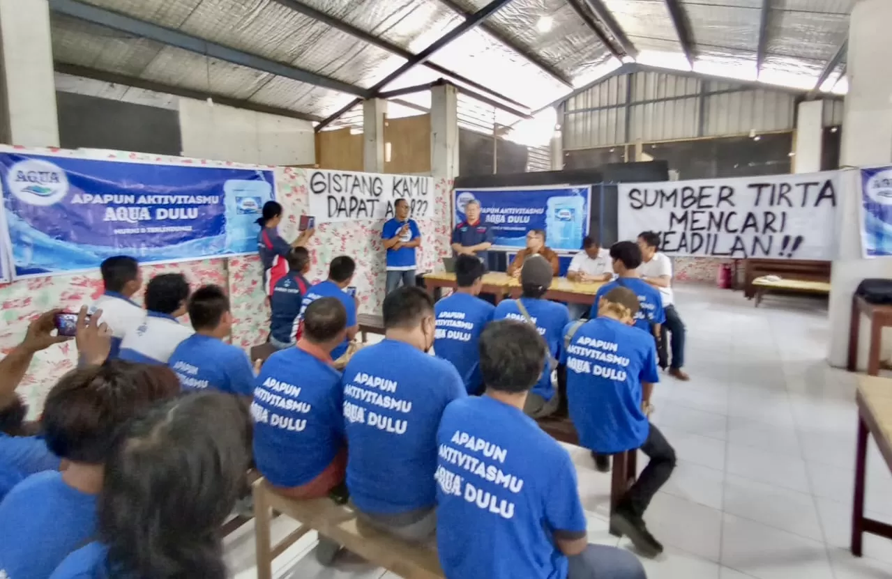 Para pekerja Sumber Tirta berkumpul menyampaikan pernyataan terkait penutupan sepihak (Istimewa)