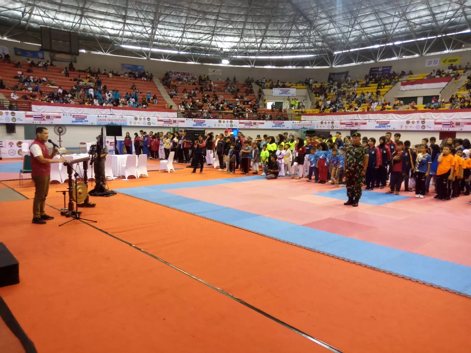   Para taekwondoin tengah mengikuti upacara pembukaan ajang Kejuaraan&nbsp;Jogjakarta Taekwondo&nbsp;International Open 2023 yang berlangsung di GOR Among Raga, 14-17 September ini.&nbsp; Foto : Adhitya Asros