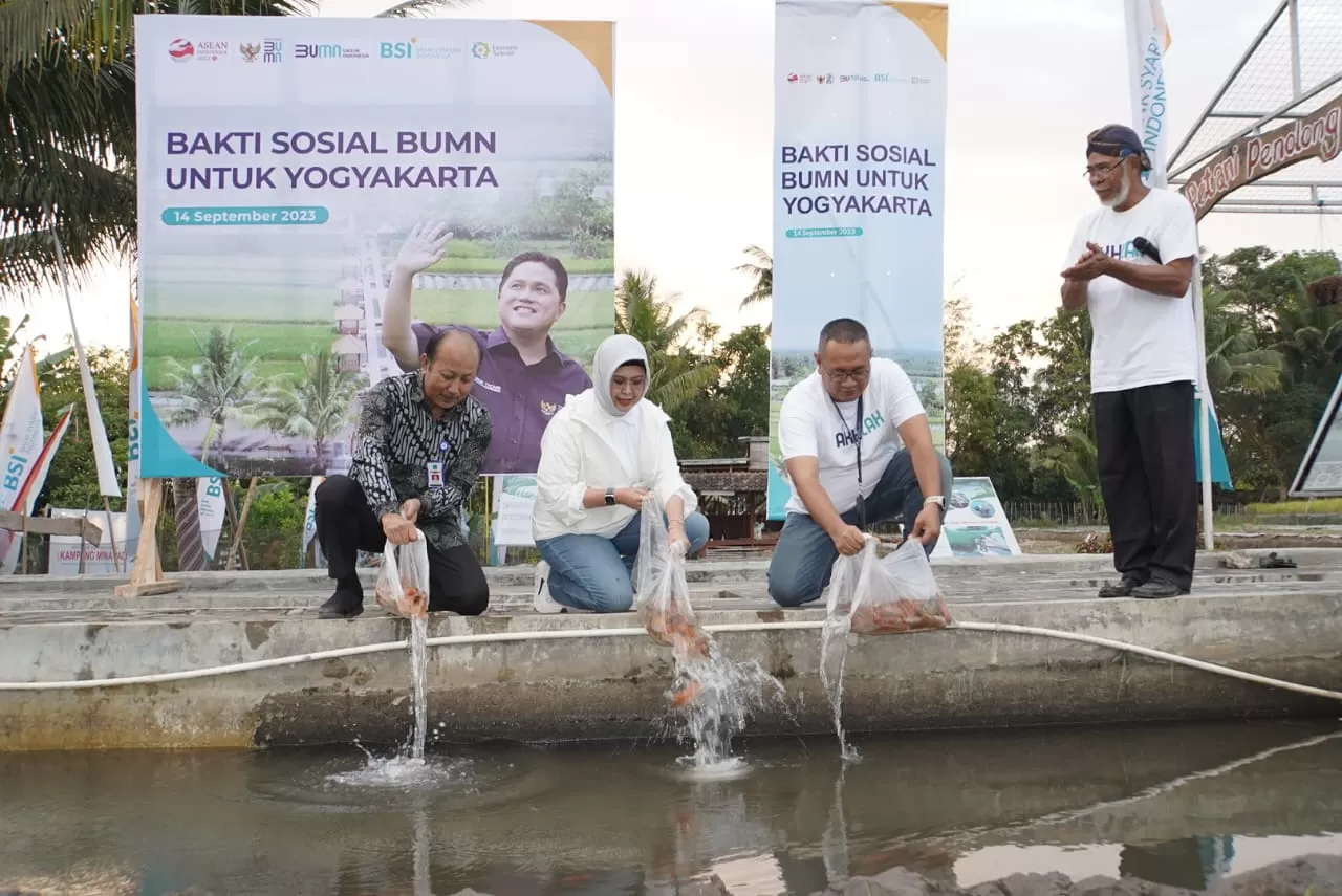 Direktur Compliance & Human Capital BSI Tribuana Tunggadewi (kiri kedua), melakukan penebaran benih ikan Nila di Desa Wisata Mina Padi Samberembe, Sleman, Yogyakarta. (Istimewa)