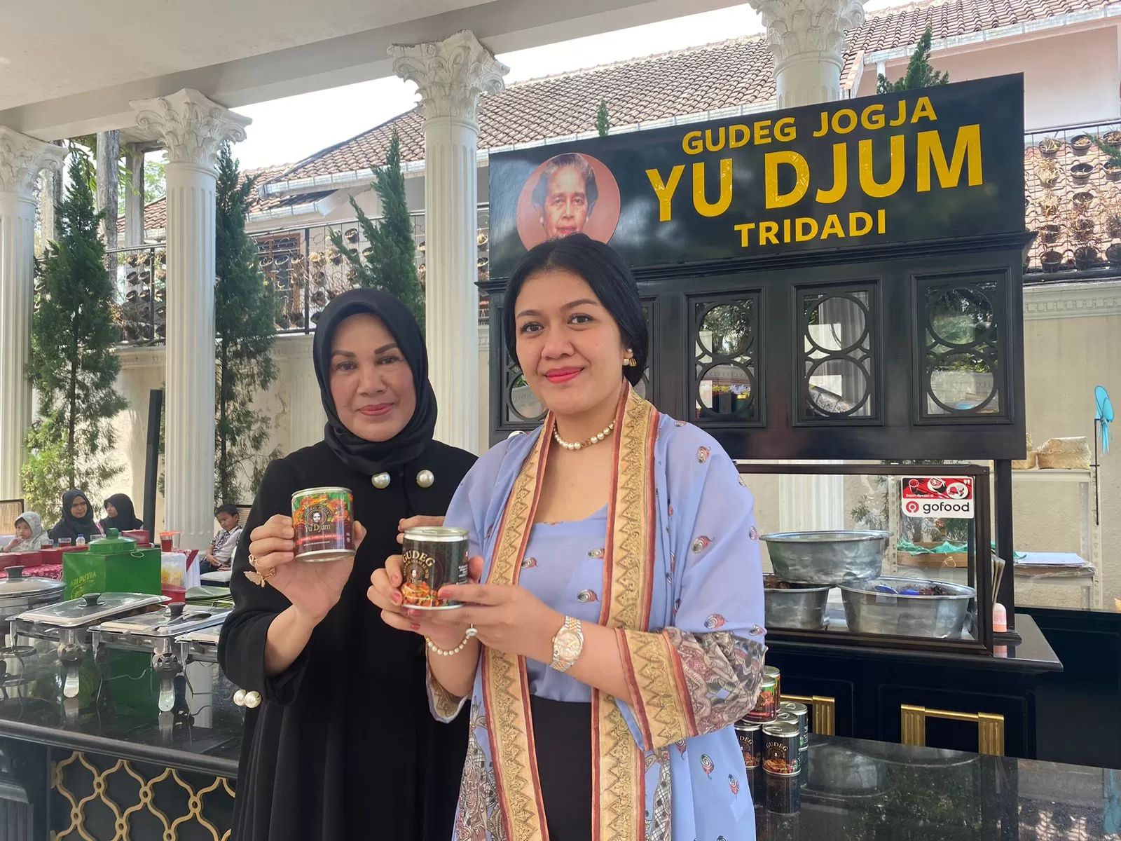 Morza dan Remilla Shinta menunjukkan Gudeg Kaleng Jogja Yu Djum. (Saifullah Nur Ichwan)