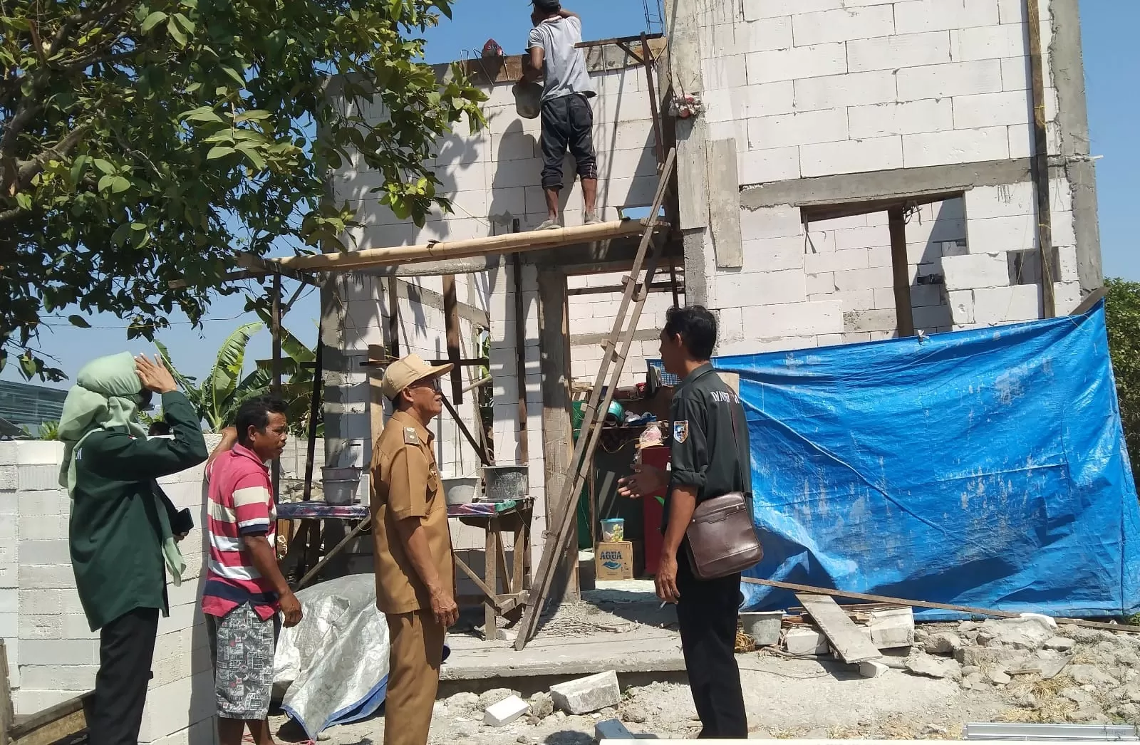  TFL BP RTLH APBD Kabupaten Demak saat melakukan monev progres perbaikan RTLH di Desa Bango Kecamatan Demak milik Abu Mansyur warga RT 01 RW l.   (Hum Dinperkim/ssj)