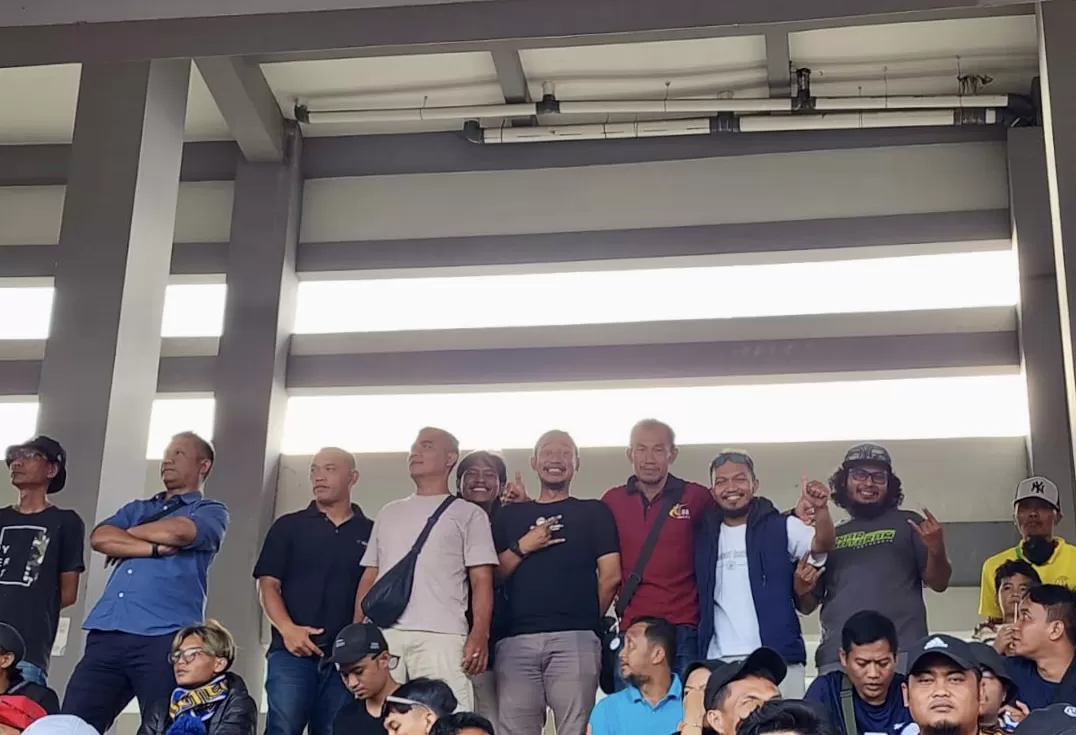 Legenda hidup PSIM Marjono, Oni Kurniawan dan Prasetyo bersama penonton di Mandala Krida  (Istimewa)