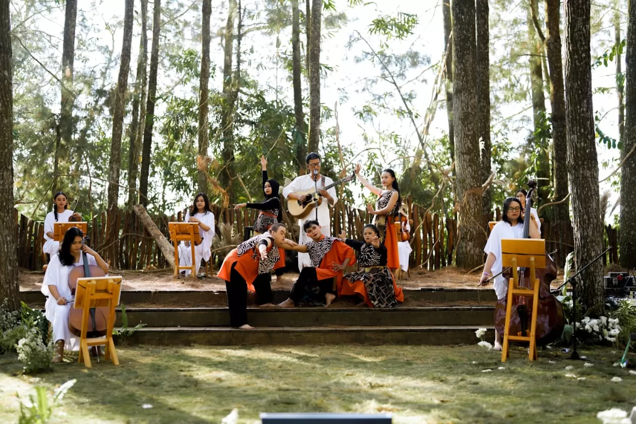 Pandika Kamajaya memainkan gitar di konser tunggalnya. (Istimewa)