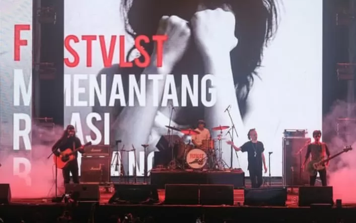 FSTVLST tampil memukau di panggung Morefuntastic 5, Stadion Maguwoharjo Sleman. (Instagram @morefuntastic)