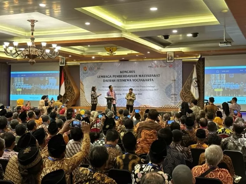 Sultan membuka kongres LPM DIY di Kaliurang (Harminanto)