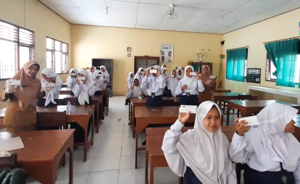 Sosialisasi pencegahan anemia pada siswi SMP/MTs di wilayah kerja Puskesmas Kebonagung ditutup dengan minum TTD bersama. Foto : ist