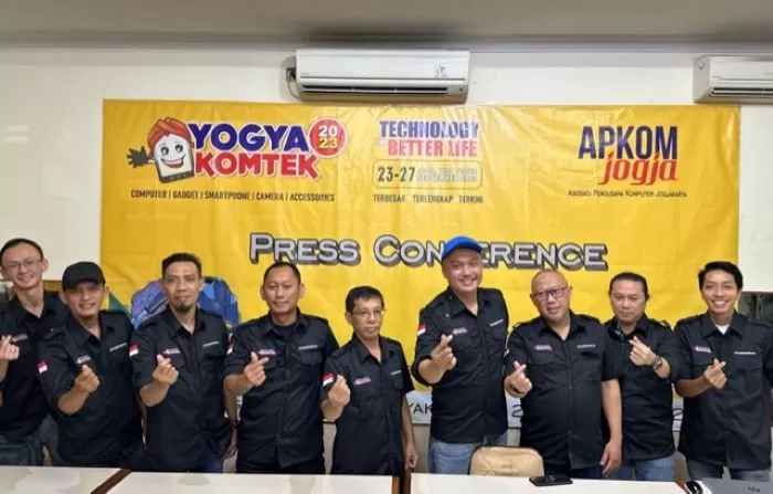 Penyelenggara saat berfoto untuk media  (Harminanto)