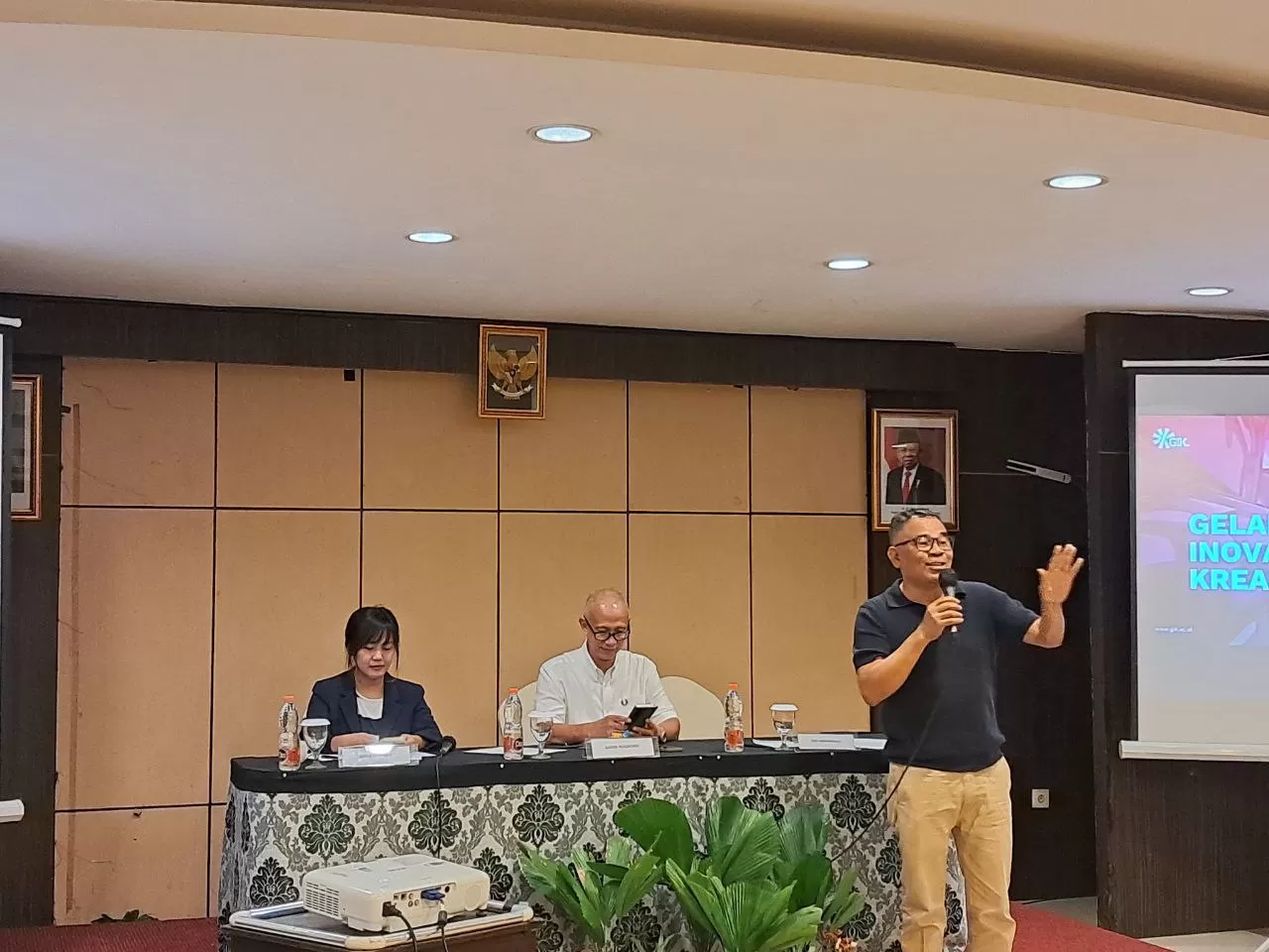 Garin Nugroho selaku Direktur Artistik GIK  memberi keterangan pers (Karni)