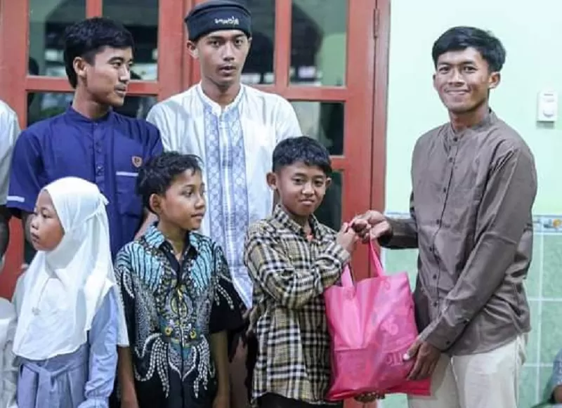 Perwakilan Pemain Persiba menyerahkan santunan dan bingkisan kepada anak yatim piatu dari Yayasan Sampul sebagai bagian dari peringatan HUT ke-56 Persiba Bantul tahun ini.&nbsp; Foto : Dok Persiba Bantul
