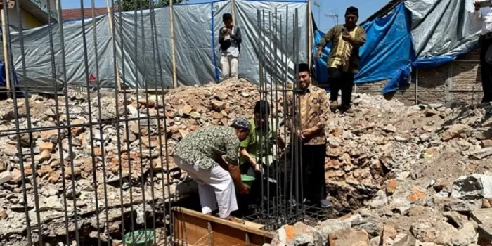   Peletakan batu pertama pembangunan masjid Nurul Hidayah di kawasan Pathuk Yogyakarta. (Foto: Harminanto)