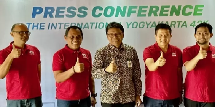  Penyelenggara berfoto untuk media. (Foto: Harminanto)