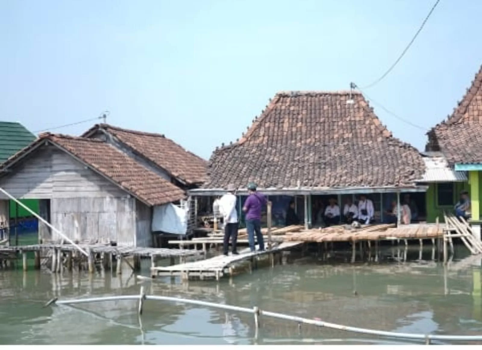   Para akademisi sejumlah perguruan tinggi saat berdiskusi tentang solusi penanganan rob di Desa Timbulsloko Kecamatan Sayung Kabupaten  ((Hum Dinperkim/ssj))