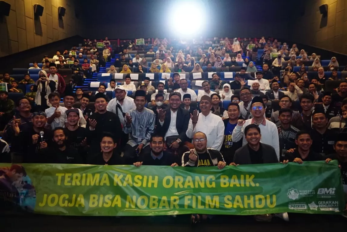 Foto bersama satu studio penuh dengan santri dan orang tua asuh. (Foto : Roby AS)