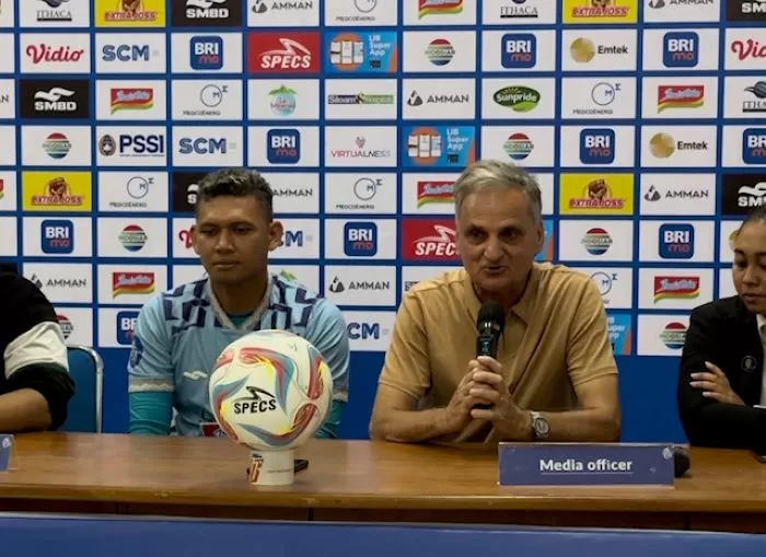 Marian Mihail saat memberikan pernyataan  (Harminanto)