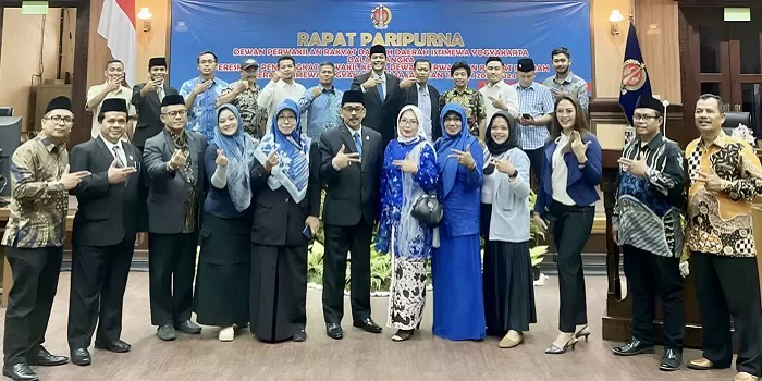 Atmaji bersama seluruh elemen PAN usai dilantik sebagai Wakil Ketua DPRD DIY. (Harminanto) 