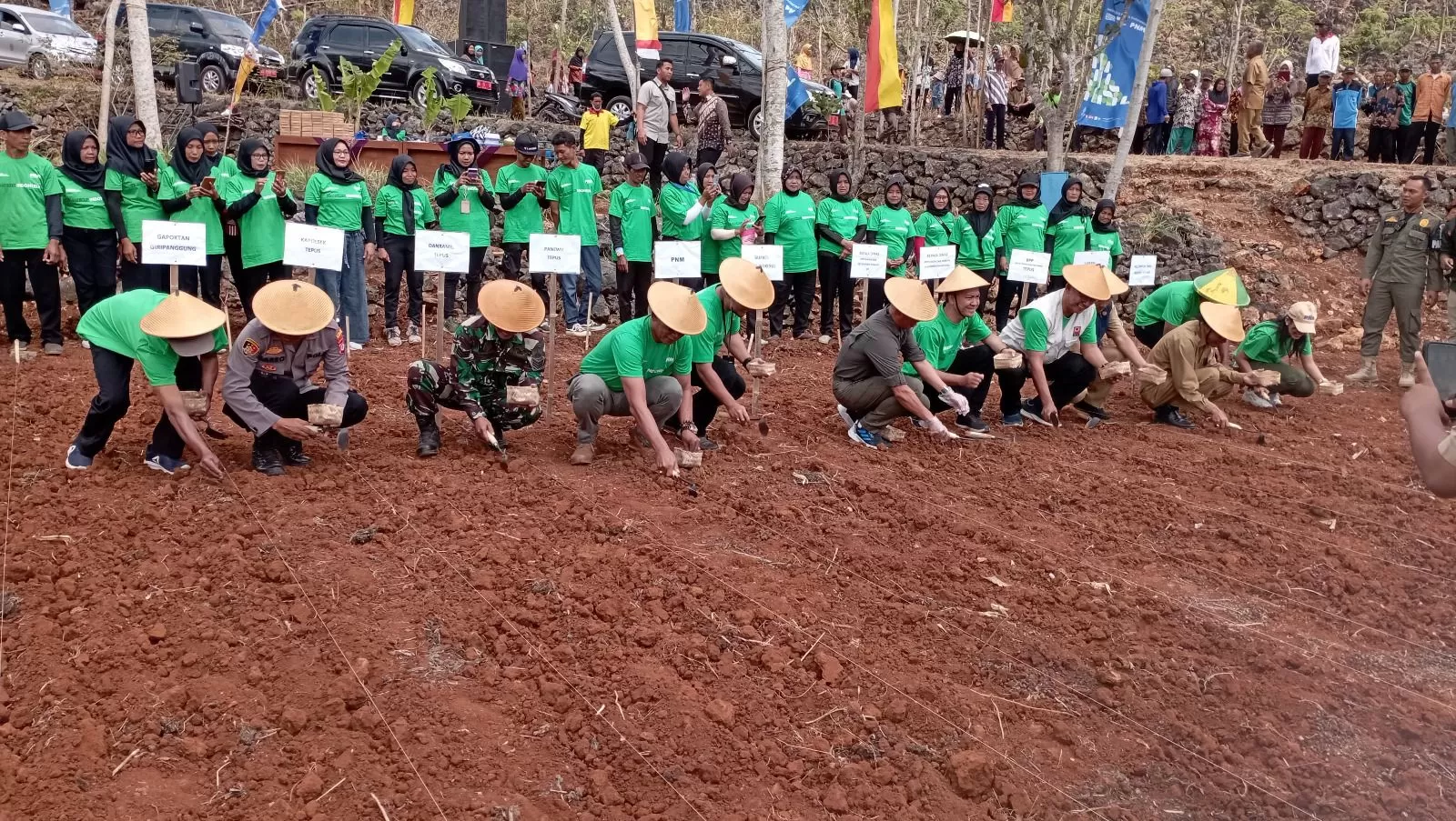  Bupati Gunungkidul dan Pemimpin Cabang PNM Yogyakarta saat menanam benih pohon.   (istimewa)