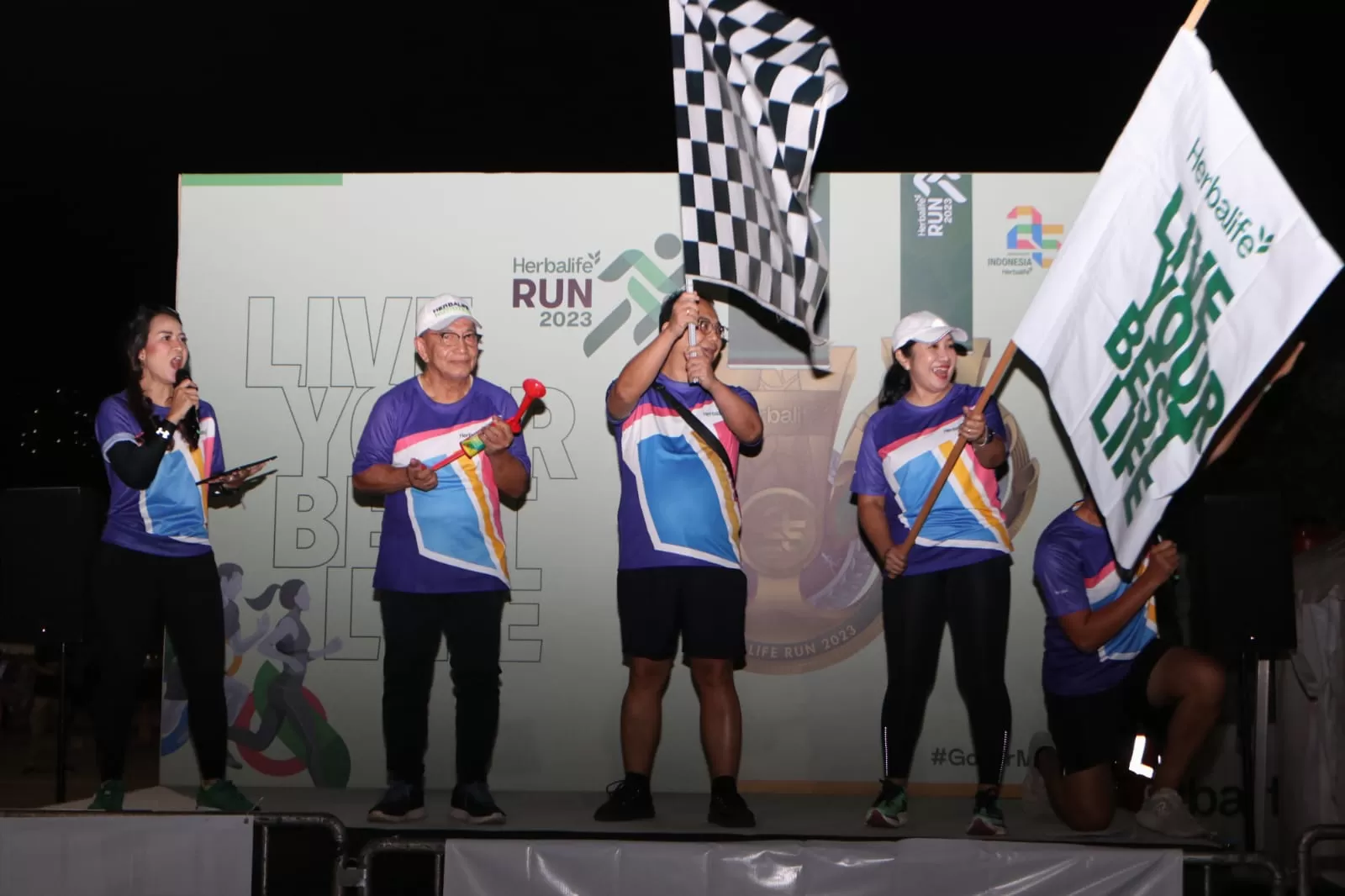 Senior Director & General Manager Herbalife Nutrition Indonesia Andam Dewi (pegang bendera start) di Jakarta, Minggu (24/9/2023) ketika memberangkatkan para pelari (Rini Suryati)