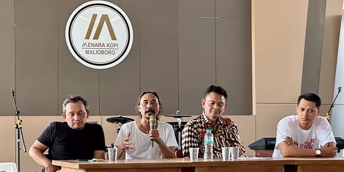  Penyelenggara saat menjelaskan Malioboro Coffee Night. (Harminanto)