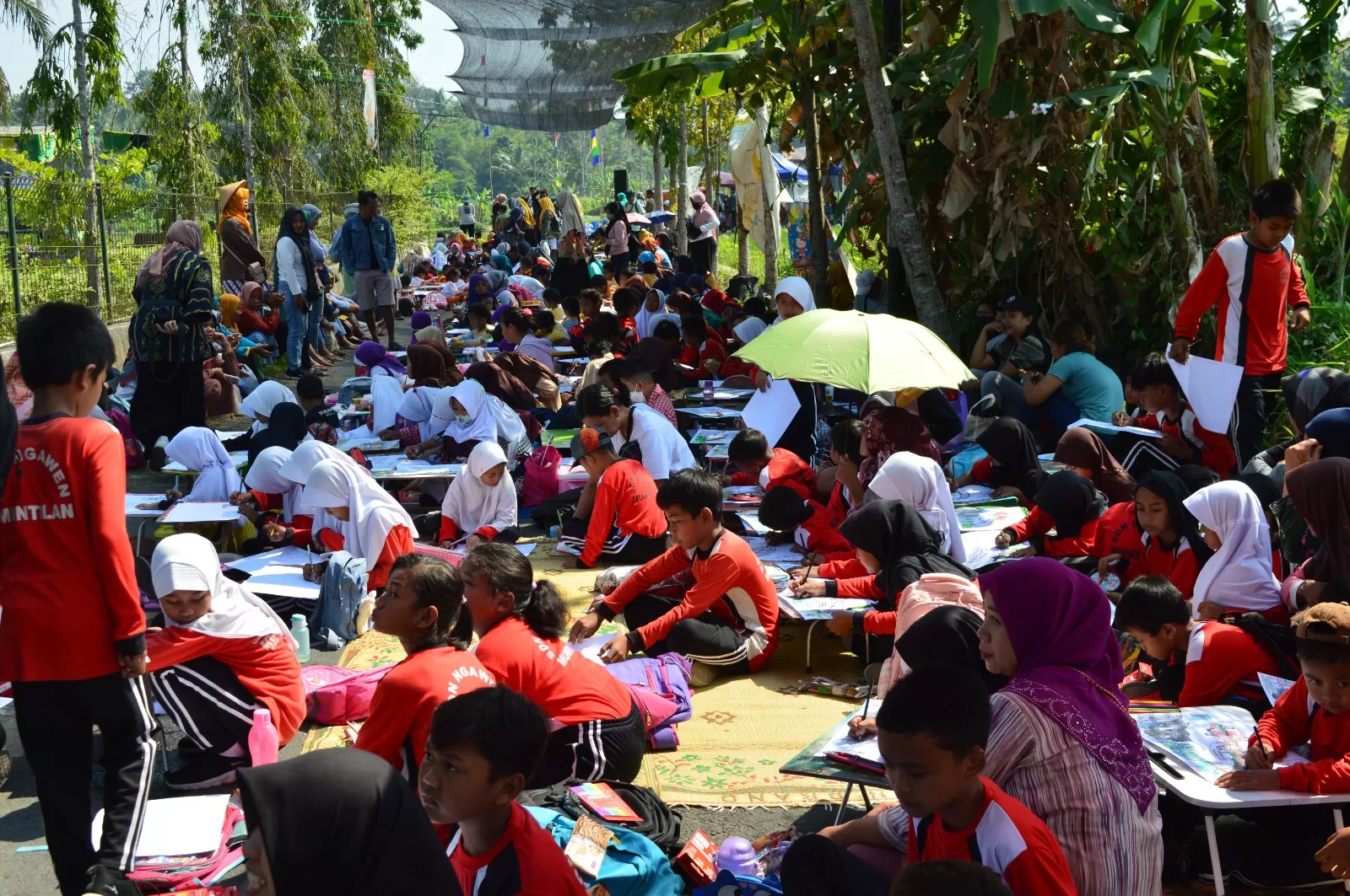 Para Siswa yang mengikuti lomba Menggambar dan mewarnai di Festival Candi Ngawen ke 6 (Roby AS)