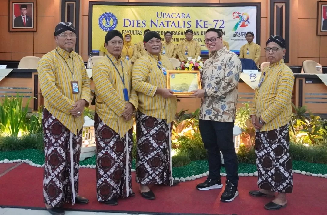  Rektor UNY, Prof Dr Sumaryanto Mkes AIFO menyerahkan bingkisan kepada Deputi IV Kemenpora Dr Surono SPd MPd dalam kegiatan Upacara Dies Natalis ke-72 FIKK UNY. Foto : Dok FIKK UNY