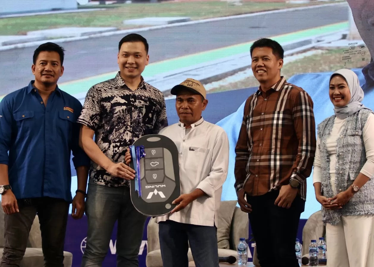Wahib terima kunci mobil listrik dari Jotun  (Harminanto)