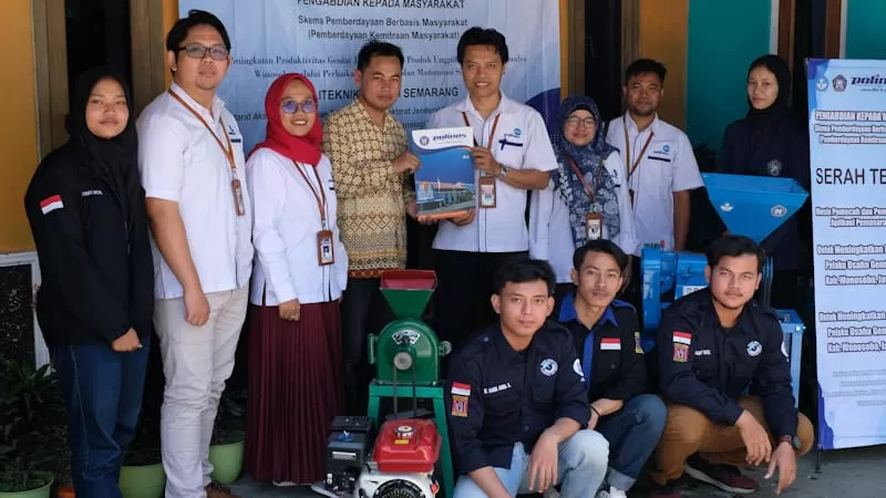 Dr Eko (4 dari kanan) menyerahkan alat TTG ke mitra