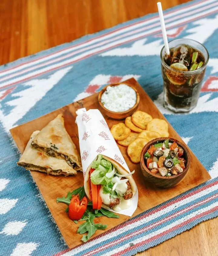 Souvlaki menu andalan yang ditawarkan Haloniko! Jogja (Instagram @halonikojogja)