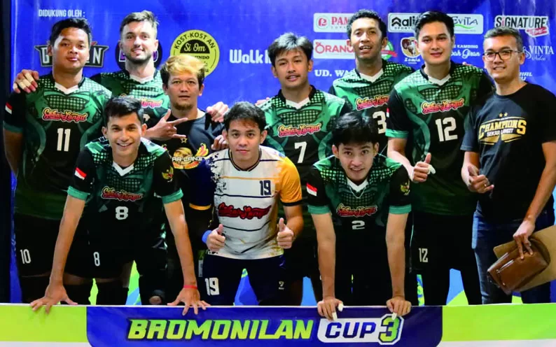 Tim bola voli putra Sekar Langit sebelum melaksanakan pertandingan. (KR-Ngabdul Wakid)